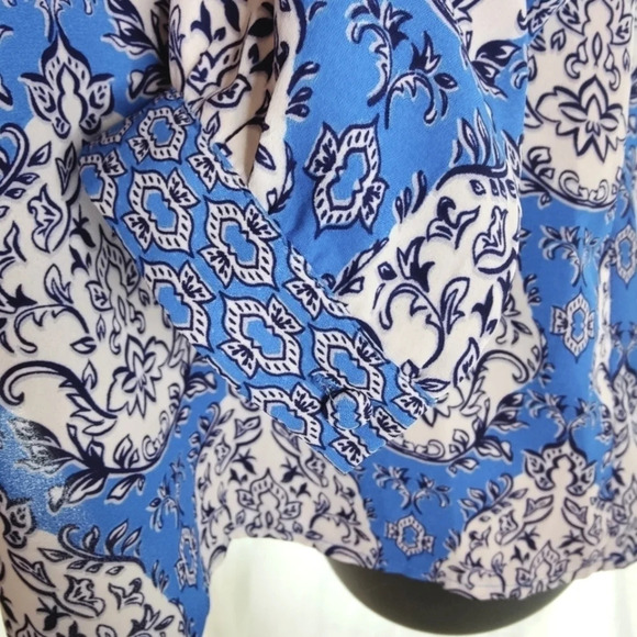 pretty blue fancy print blouse EUC 💙 - Picture 4 of 8